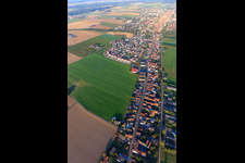 Vue aérienne de La Saarstrasse le soir depuis l'ouest à Kandel dans le département Rhénanie-Palatinat, Allemagne