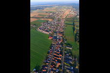 Vue oblique de La Saarstrasse le soir depuis l'ouest à Kandel dans le département Rhénanie-Palatinat, Allemagne