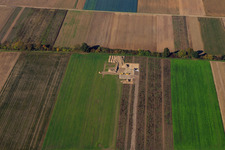 Fondation d'éolienne sur un chantier de construction à Hatzenbühl dans le département Rhénanie-Palatinat, Allemagne depuis l'avion