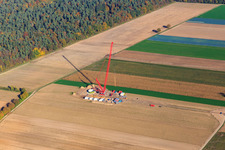 Vue aérienne de Chantier de construction à la fondation de l'éolienne avec grue dans le parc éolien Hatzenbühl à Hatzenbühl dans le département Rhénanie-Palatinat, Allemagne