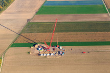 Vue oblique de Chantier de construction à la fondation de l'éolienne avec grue dans le parc éolien Hatzenbühl à Hatzenbühl dans le département Rhénanie-Palatinat, Allemagne