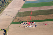 Vue aérienne de Chantier de construction pour l’assemblage de la tour d’éolienne à Hatzenbühl dans le département Rhénanie-Palatinat, Allemagne