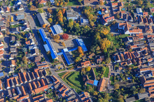 Vue aérienne de École primaire Bellheim et mairie derrière l'ancienne scierie Mittelmühle à Bellheim dans le département Rhénanie-Palatinat, Allemagne