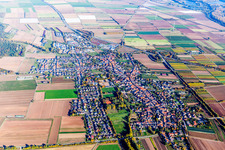 Vue aérienne de Vue des rues et des maisons des quartiers résidentiels à Schwegenheim dans le département Rhénanie-Palatinat, Allemagne