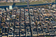 Vue aérienne de Centre-ville dans le centre-ville sur les rives du Neckar dans le quartier de Quadrate à le quartier Innenstadt in Mannheim dans le département Bade-Wurtemberg, Allemagne