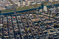 Vue aérienne de Centre-ville dans le centre-ville sur les rives du Neckar dans le quartier de Quadrate à le quartier Innenstadt in Mannheim dans le département Bade-Wurtemberg, Allemagne