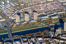 Vue aérienne de Pont Kurpfalz sur le Neckar et trois immeubles de grande hauteur sur les rives du quartier de Neckarstadt à le quartier Neckarstadt-Ost in Mannheim dans le département Bade-Wurtemberg, Allemagne