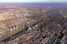 Vue aérienne de Ponts du Neckar à le quartier Oststadt in Mannheim dans le département Bade-Wurtemberg, Allemagne