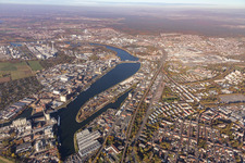 Vue aérienne de Port industriel de Friesenheimer Insel à le quartier Neckarstadt-West in Mannheim dans le département Bade-Wurtemberg, Allemagne
