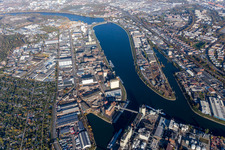 Vue aérienne de Quais et postes d'amarrage de navires dans le bassin du port intérieur de l'Altrhein sur l'île de Friesenheimer dans le quartier d'Industriehafen à le quartier Neckarstadt-West in Mannheim dans le département Bade-Wurtemberg, Allemagne