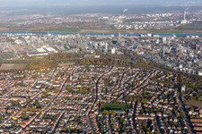 Vue aérienne de Les locaux de l'usine du producteur chimique BASF entre le Rhin et à le quartier Oppau in Ludwigshafen am Rhein dans le département Rhénanie-Palatinat, Allemagne