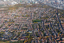 Vue aérienne de Les locaux de l'usine du producteur chimique BASF derrière le à le quartier Oppau in Ludwigshafen am Rhein dans le département Rhénanie-Palatinat, Allemagne