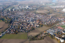 Vue aérienne de Vue des rues et des maisons des quartiers résidentiels à le quartier Edigheim in Ludwigshafen am Rhein dans le département Rhénanie-Palatinat, Allemagne