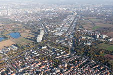 Vue aérienne de Rue de Mannheim à le quartier Oggersheim in Ludwigshafen am Rhein dans le département Rhénanie-Palatinat, Allemagne