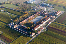 Vue aérienne de Le Quartier Hornbach à Neustadt an der Weinstraße dans le département Rhénanie-Palatinat, Allemagne