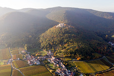 Vue aérienne de Complexe du château du Hambacher Schloss dans le quartier de Hambach. Berceau de la démocratie allemande à le quartier Diedesfeld in Neustadt an der Weinstraße dans le département Rhénanie-Palatinat, Allemagne