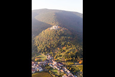 Vue aérienne de Complexe du château du Hambacher Schloss dans le quartier de Hambach. Berceau de la démocratie allemande à le quartier Diedesfeld in Neustadt an der Weinstraße dans le département Rhénanie-Palatinat, Allemagne