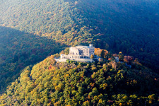 Photographie aérienne de Complexe du château du Hambacher Schloss dans le quartier de Hambach. Berceau de la démocratie allemande à le quartier Diedesfeld in Neustadt an der Weinstraße dans le département Rhénanie-Palatinat, Allemagne