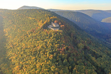 Vue aérienne de Ruines du château de Rietburg à Herbswald à Venningen dans le département Rhénanie-Palatinat, Allemagne