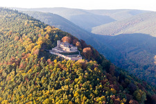 Vue aérienne de Ruines et vestiges des murs de l'ancien complexe du château de Rietburg à le quartier Rhodt in Rhodt unter Rietburg dans le département Rhénanie-Palatinat, Allemagne
