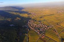 Vue aérienne de Village viticole au bord du Haardt aux couleurs d'automne du sud à Gleisweiler dans le département Rhénanie-Palatinat, Allemagne