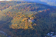 Vue d'oiseau de Ruines du château de Landeck dans la forêt d'automne à la lumière du soir à Klingenmünster dans le département Rhénanie-Palatinat, Allemagne