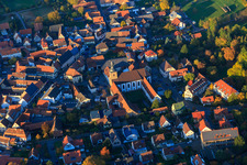 Vue aérienne de Église collégiale Klingenmünster et centre paroissial Saint-Michel à Klingenmünster dans le département Rhénanie-Palatinat, Allemagne