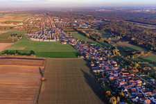 Vue aérienne de Vue de la ville le soir depuis l'ouest à Kandel dans le département Rhénanie-Palatinat, Allemagne