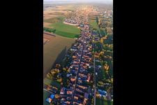 La Saarstrasse le soir depuis l'ouest à Kandel dans le département Rhénanie-Palatinat, Allemagne d'en haut