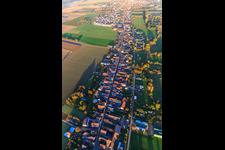 La Saarstrasse le soir depuis l'ouest à Kandel dans le département Rhénanie-Palatinat, Allemagne hors des airs