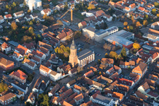 Vue aérienne de Église Saint-Georges dans le centre historique du centre-ville à Kandel dans le département Rhénanie-Palatinat, Allemagne