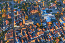 Vue aérienne de Plätzel, église Saint-Georges, hôtel de ville et école primaire sur la place du marché depuis le sud à Kandel dans le département Rhénanie-Palatinat, Allemagne