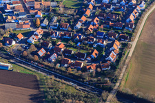 Vue aérienne de Gare et lotissement de maisons unifamiliales An d. Former à Steinweiler dans le département Rhénanie-Palatinat, Allemagne