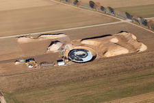 Photographie aérienne de Chantier de construction pour l’assemblage de la tour d’éolienne à Hatzenbühl dans le département Rhénanie-Palatinat, Allemagne