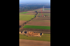 Fondation d'éolienne sur un chantier de construction à Hatzenbühl dans le département Rhénanie-Palatinat, Allemagne vu d'un drone