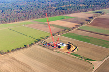 Vue aérienne de Chantier de construction de fondations d'éoliennes avec grue à Hatzenbühl dans le département Rhénanie-Palatinat, Allemagne