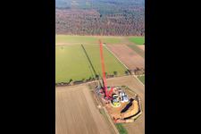 Vue oblique de Chantier de construction de fondations d'éoliennes avec grue à Hatzenbühl dans le département Rhénanie-Palatinat, Allemagne