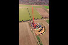 Chantier de construction de fondations d'éoliennes avec grue à Hatzenbühl dans le département Rhénanie-Palatinat, Allemagne d'en haut