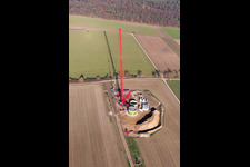 Vue oblique de Chantier de construction pour l’assemblage de la tour d’éolienne à Hatzenbühl dans le département Rhénanie-Palatinat, Allemagne