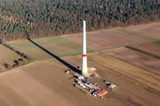 Chantier de construction pour l’assemblage de la tour d’éolienne à Hatzenbühl dans le département Rhénanie-Palatinat, Allemagne d'en haut