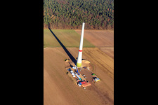 Vue aérienne de Chantier de construction de mâts d'éoliennes à Hatzenbühl dans le département Rhénanie-Palatinat, Allemagne