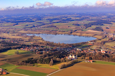 Vue aérienne de Vue sur le village de Rottauensee à le quartier Hinten in Postmünster dans le département Bavière, Allemagne