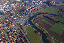 Vue aérienne de Park and Ride Pfarrkirchen à Neuwiesenweg et Fitnesspoint Pfarrkirchen ainsi que zone résidentielle à Neuwiesenweg à le quartier Mooshof in Pfarrkirchen dans le département Bavière, Allemagne