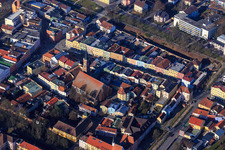 Vue aérienne de Maisons de ville sur la place de la ville et église paroissiale de Saint-Simon et Judas à Pfarrkirchen dans le département Bavière, Allemagne