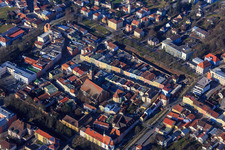 Vue aérienne de Maisons de ville sur la place de la ville et église paroissiale de Saint-Simon et Judas à Pfarrkirchen dans le département Bavière, Allemagne