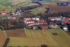 Vue aérienne de Hôtel Hotel Sankt Leonhard, An der Brunnader et Hotel Eckershof Garni GmbH dans la ville thermale du sud-ouest à le quartier Aunham in Bad Birnbach dans le département Bavière, Allemagne