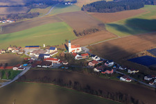 Vue aérienne de Église paroissiale de l'Assomption de Marie à le quartier Schmidham in Ruhstorf an der Rott dans le département Bavière, Allemagne