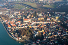 Vue aérienne de Zone riveraine de l'Inn - cours de la rivière à Schärding dans le département Haute-Autriche, L'Autriche