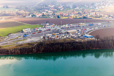 Vue aérienne de Poste frontière autoroutier Contrôles frontaliers des camions sur l'A8 de l'Autriche à l'A3 en Allemagne à l'Inn à Suben dans le département Haute-Autriche, L'Autriche