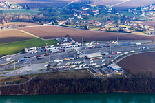 Vue aérienne de Poste frontière autoroutier Contrôles frontaliers des camions sur l'A8 de l'Autriche à l'A3 en Allemagne à l'Inn à Suben dans le département Haute-Autriche, L'Autriche